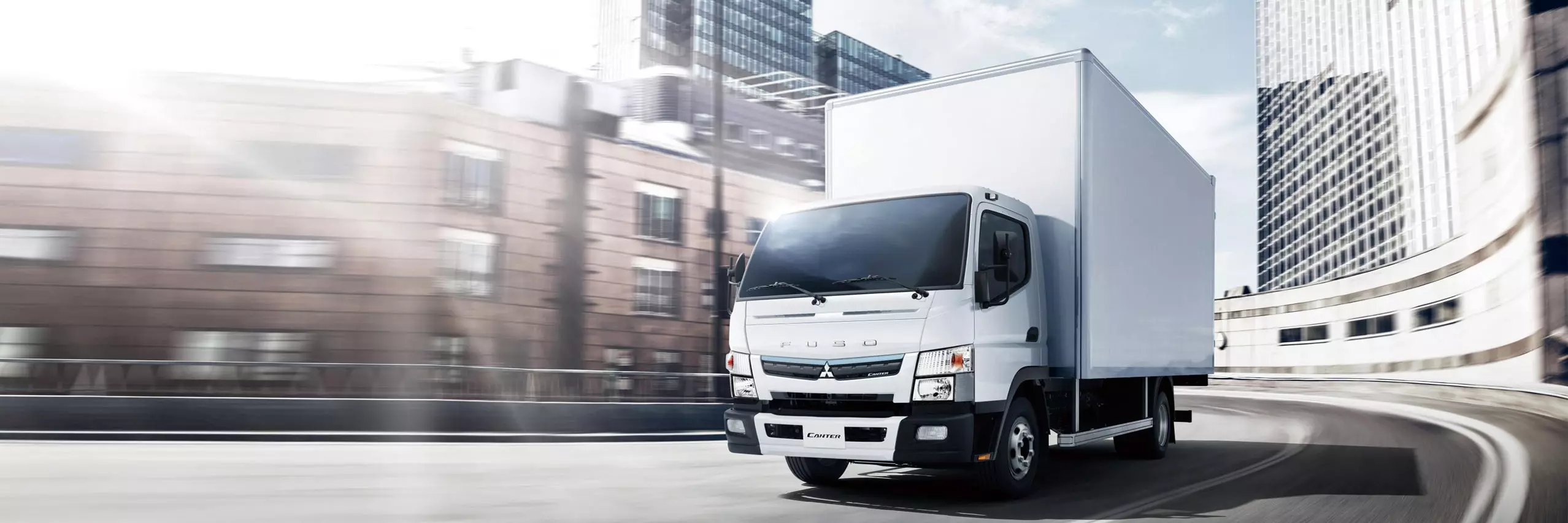 La nueva e innovadora linea de camiones FUSO Canter en Paraguay recorriendo la ciudad