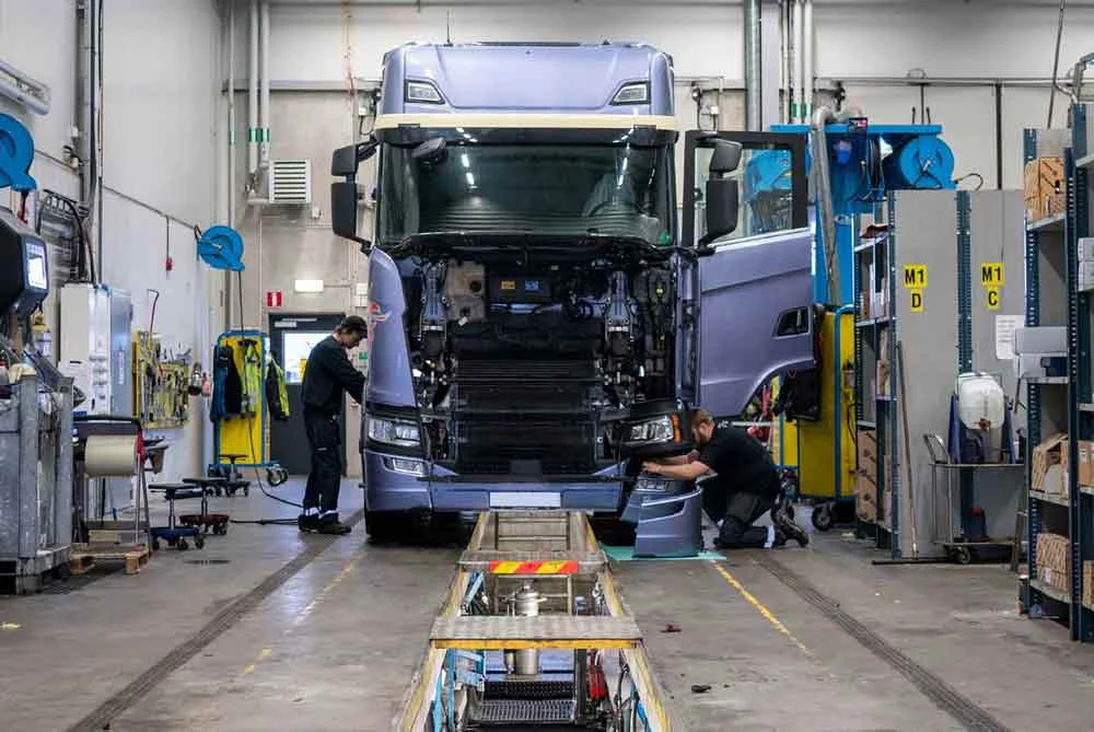 Camiones FUSO siendo atendidos en talleres mecanicos en Paraguay, red de talleres de camiones