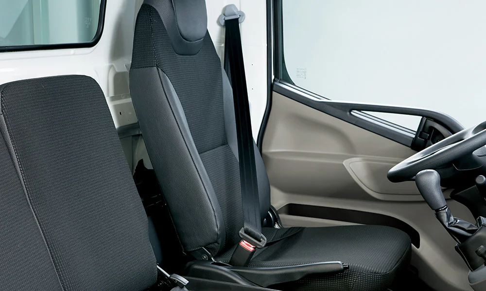 Cinturon de seguridad interior en la cabina de los camiones liviano FUSO Canter