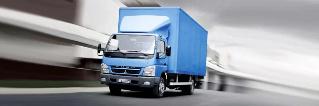 Un camion FUSO Canter 5.5 Ton en color azul, ideal para llevar adelante operaciones urbanas