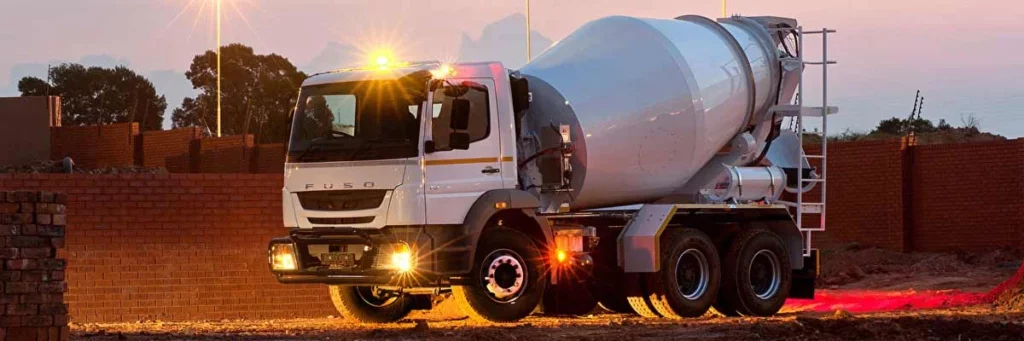 Un FJ Mixer de FUSO, camiones pesados para transportar cemento para obras de construccion