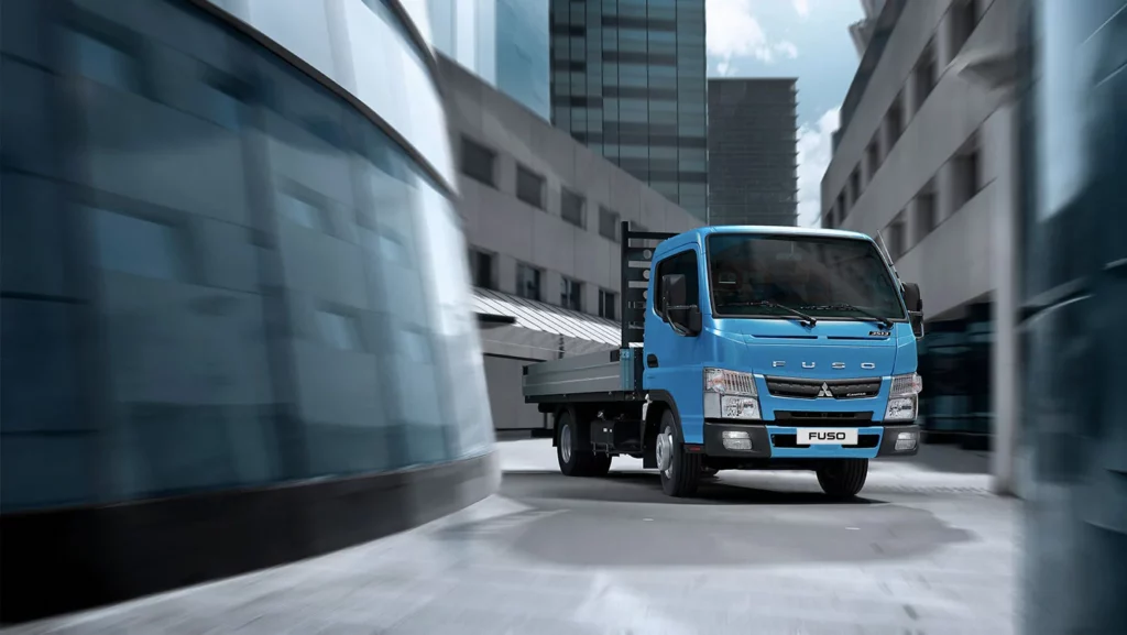 Los innovadores y versatiles camiones livianos FUSO Canter en pleno trabajo