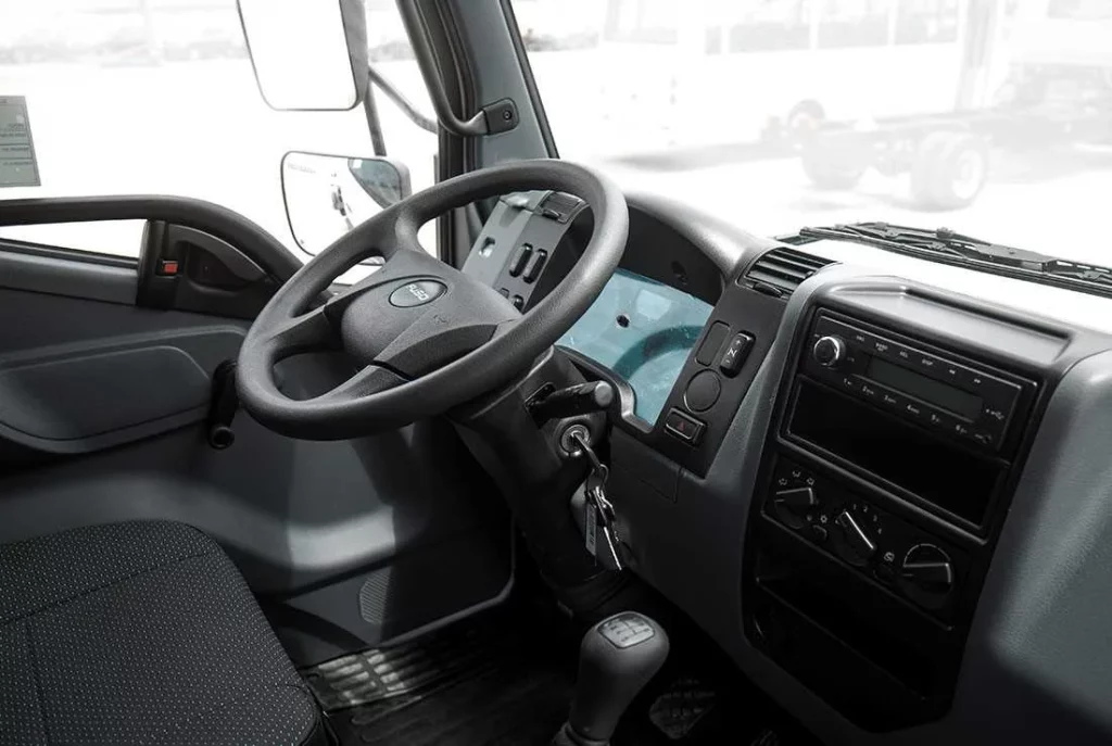 Diseño interior de puesto de conduccion del FA 6.3 Ton de FUSO, confort puro